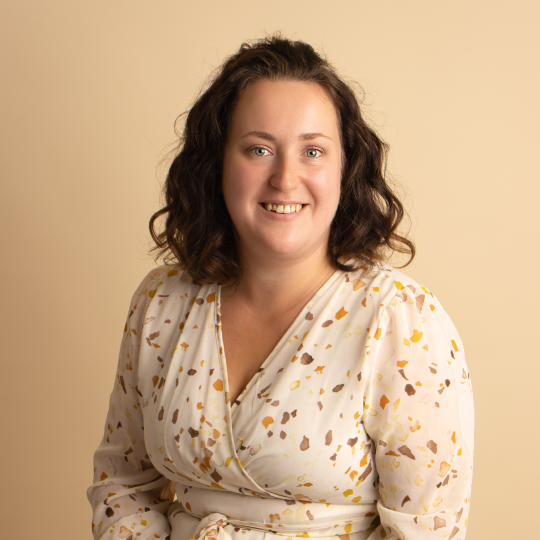 Emeline, Tisseuse de liens